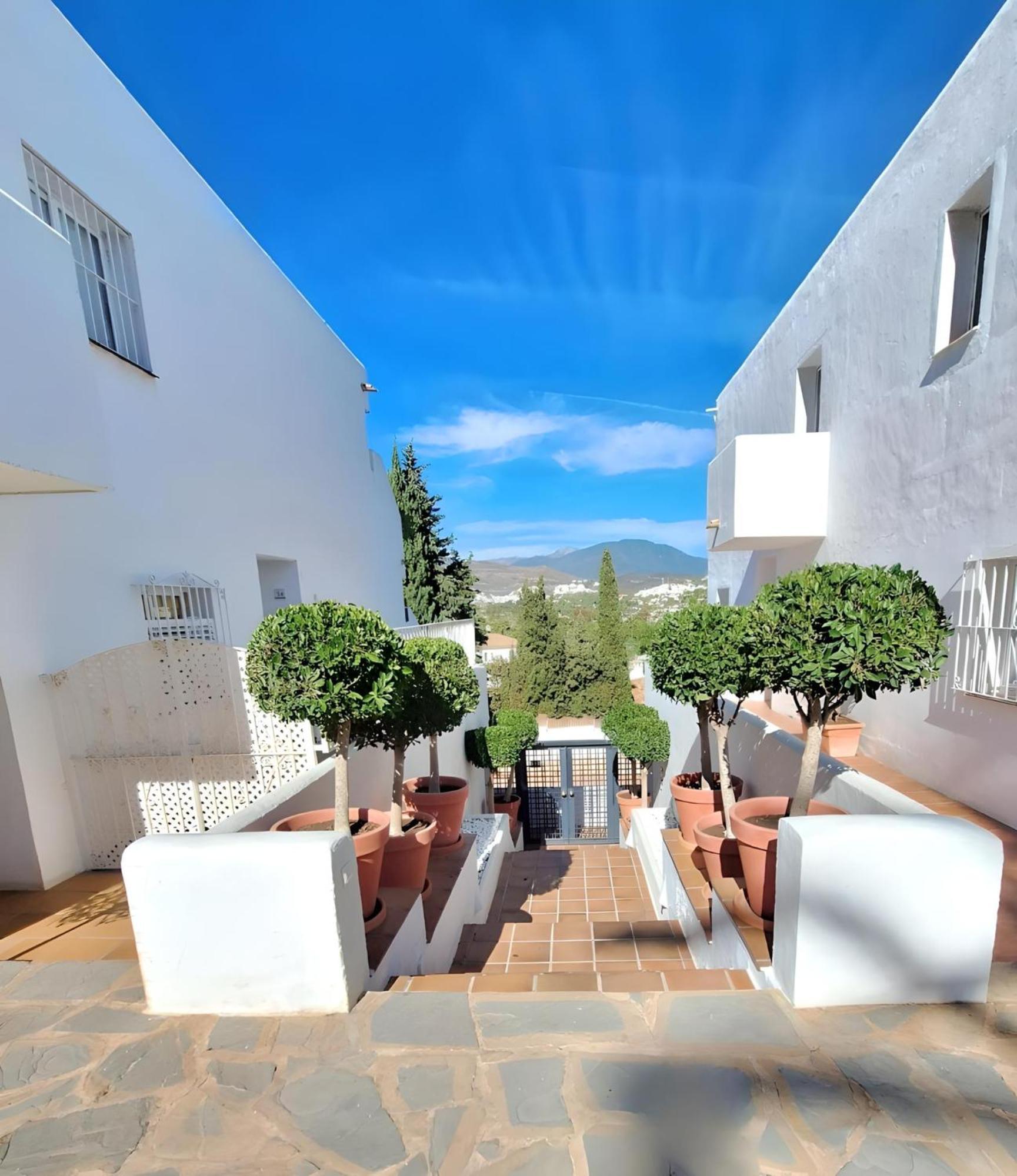 Ferienhaus Gorgeous 2br Apt. W/ Mountain View Puerto Banus Marbella