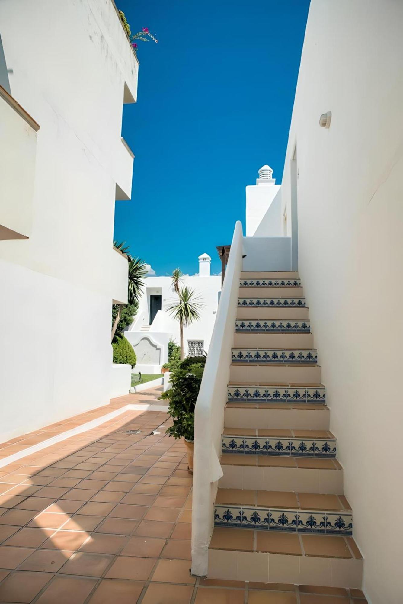 Gorgeous 2br Apt. W/ Mountain View Puerto Banus Ferienhaus