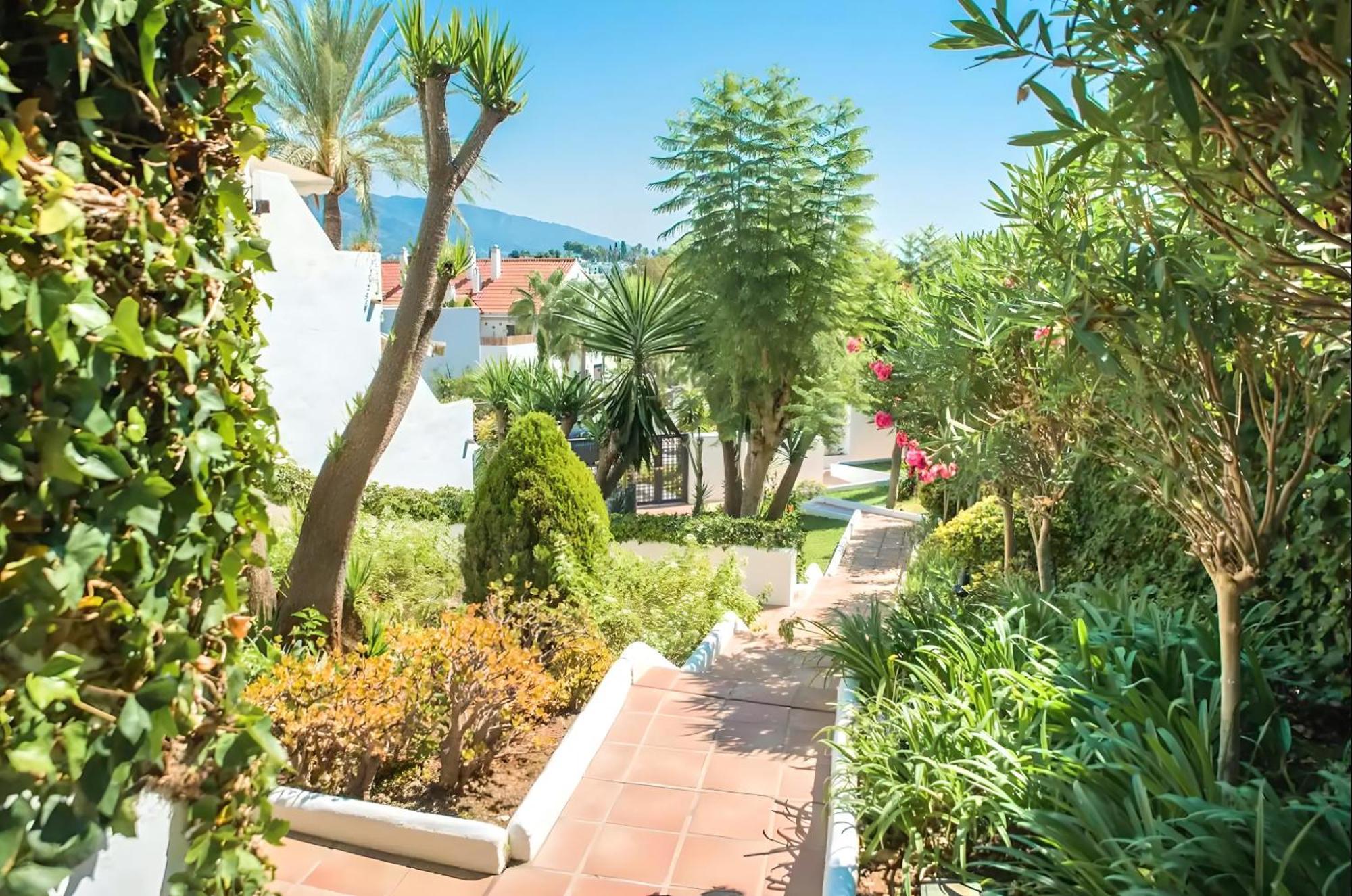 Gorgeous 2br Apt. W/ Mountain View Puerto Banus Ferienhaus *